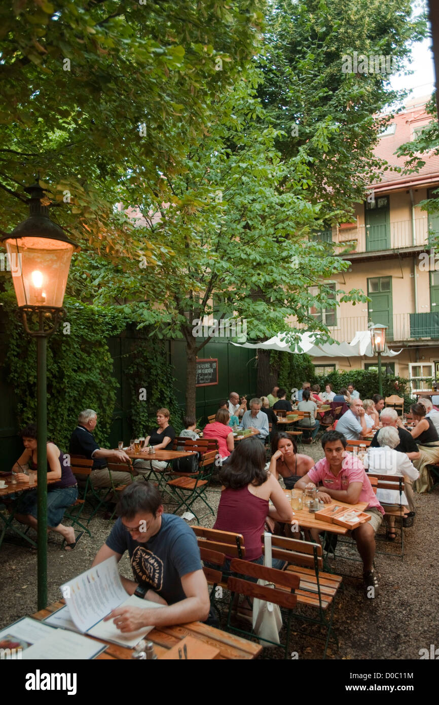 Österreich, Wien 5, Margareten, Schlossquadrat, Wirtshaus Silberwirt, eines  der Lokale im Gebäudekomplex " Schlossquadrat Stock Photo - Alamy