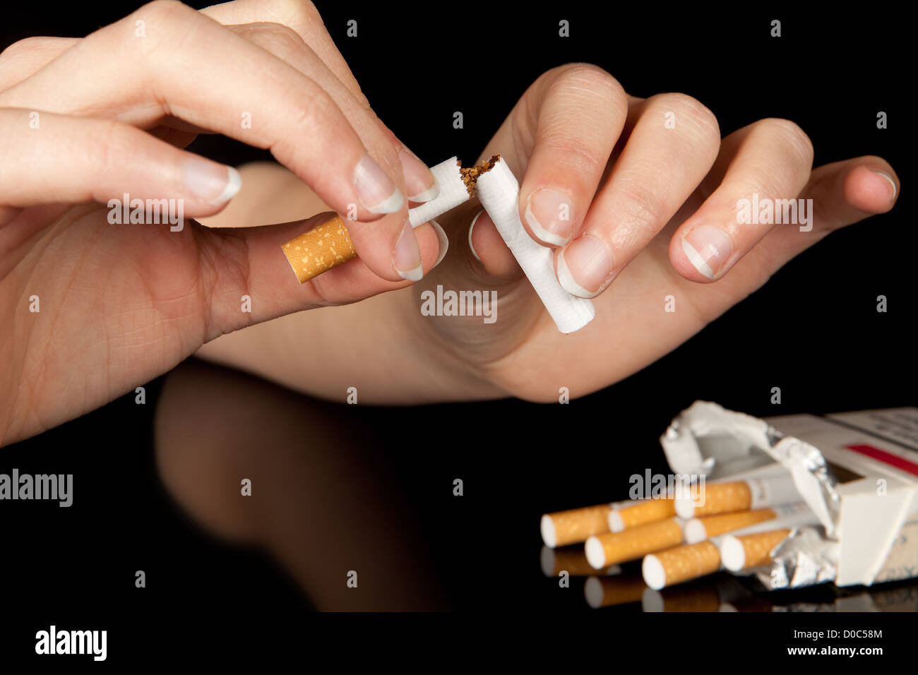 snap cigarette Snap cigarette hi-res stock photography and images