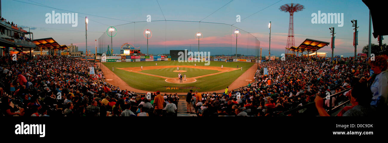 Aug. 15, 2001 - Staten Island Yankees play The Brooklyn Cyclones at Staten  Island Stadium. Bruce Cotler 8/14/01. BRUCE COTLER/(Credit Image: © Globe  Photos/ZUMAPRESS.com Stock Photo - Alamy