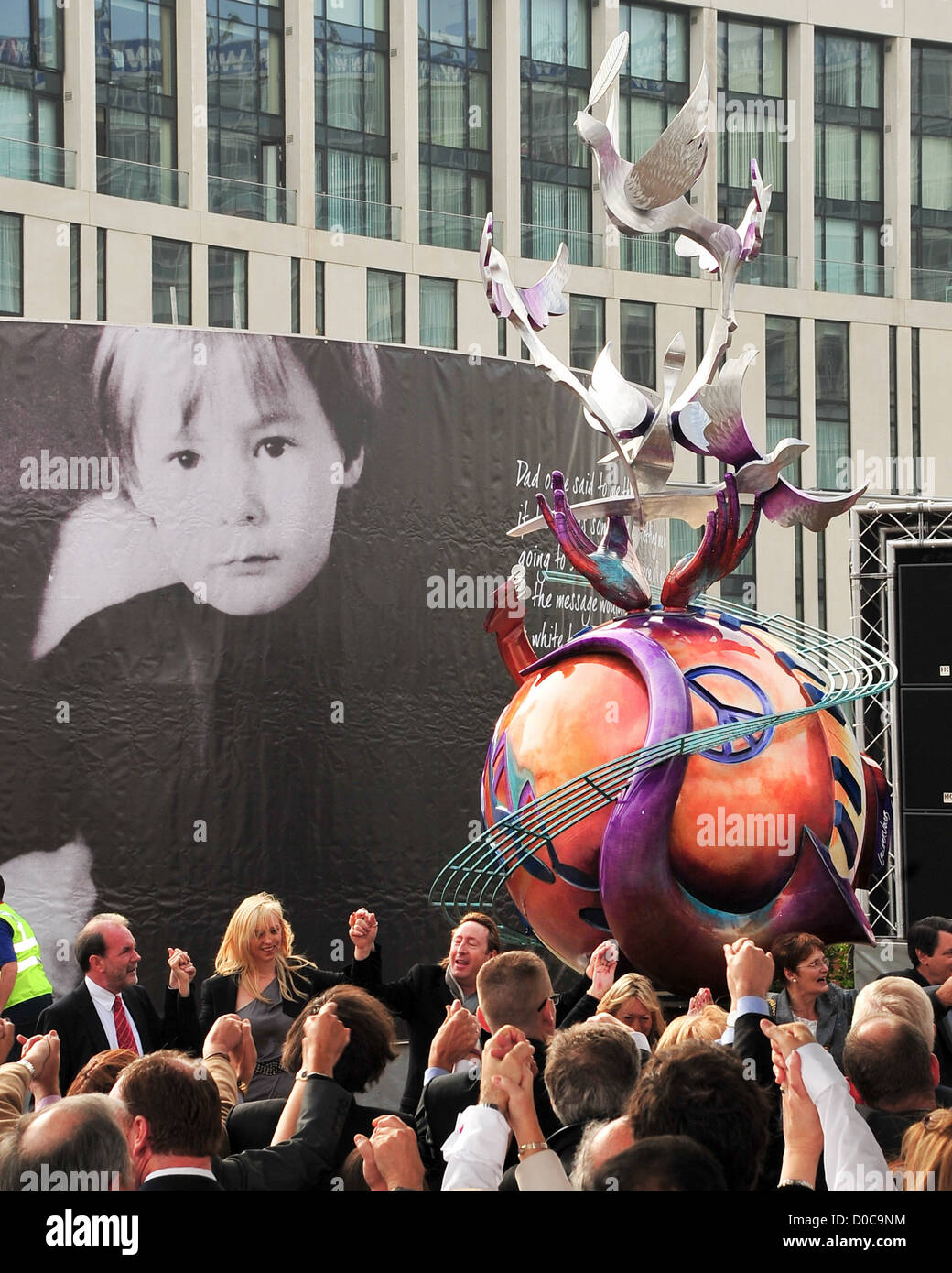 Atmosphere Julian Lennon unveils European Peace Monument in Liverpool