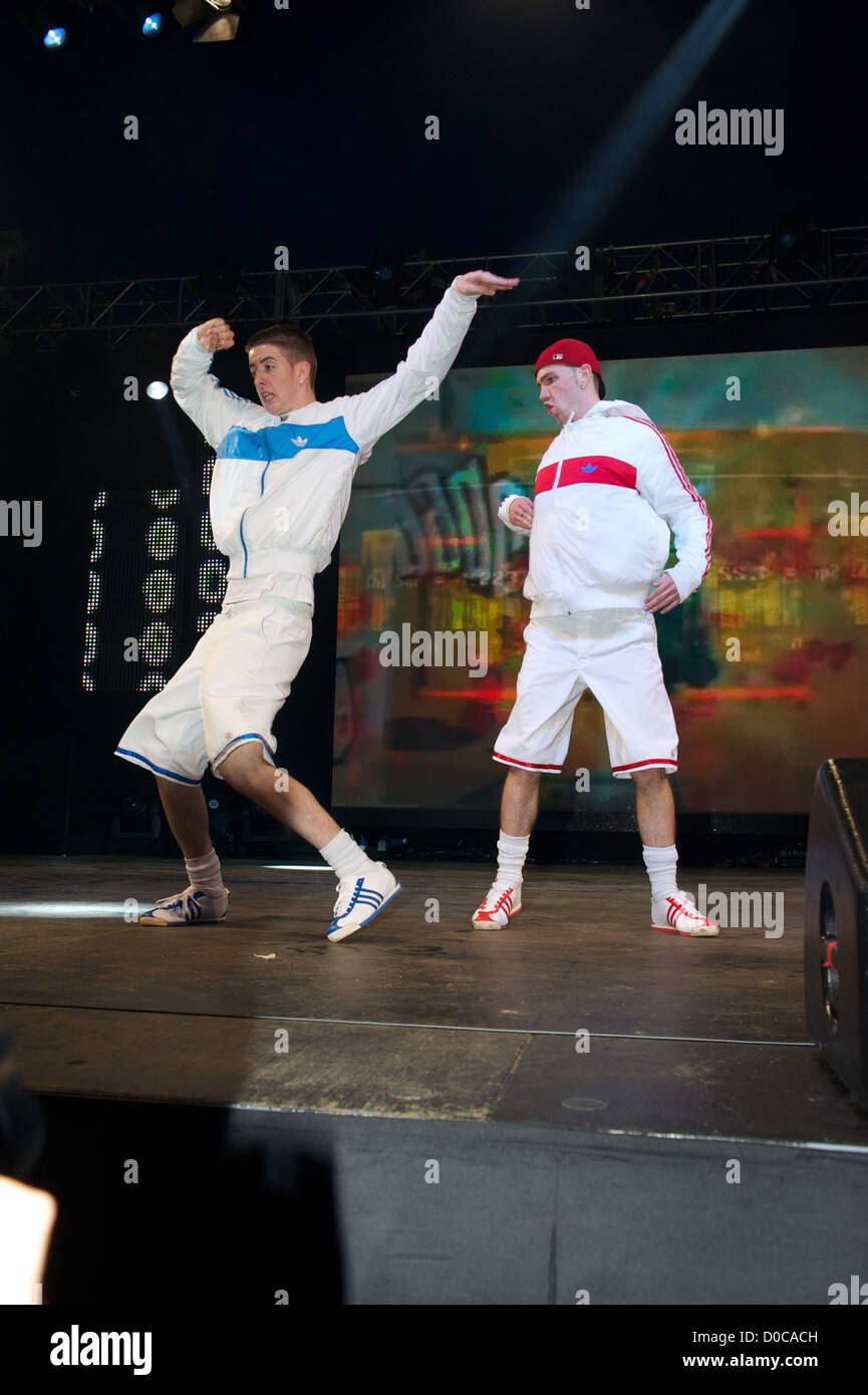 Twist and Pulse aka Glen Murphy and Ashley Glazebrooke performing during 'Wii Party' at Chessington World of Adventures London, Stock Photo