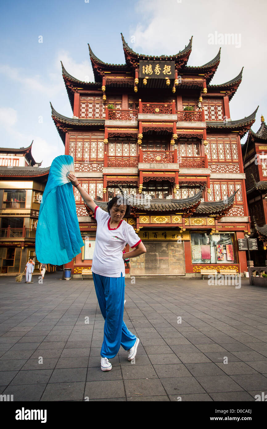 Fan dance hi-res stock photography and images - Alamy