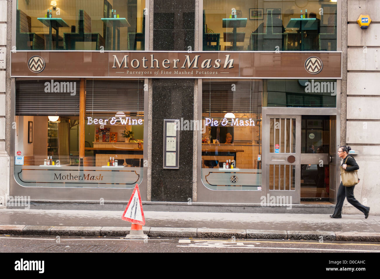London City Mother Mash Pie & Mash Beer & Wine cafe restaurant bistro Purveyors of Fine Mashed Potatoes stylish fashionable facade frontage Stock Photo