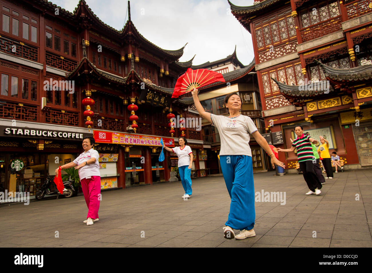 Fan dance hi-res stock photography and images - Alamy
