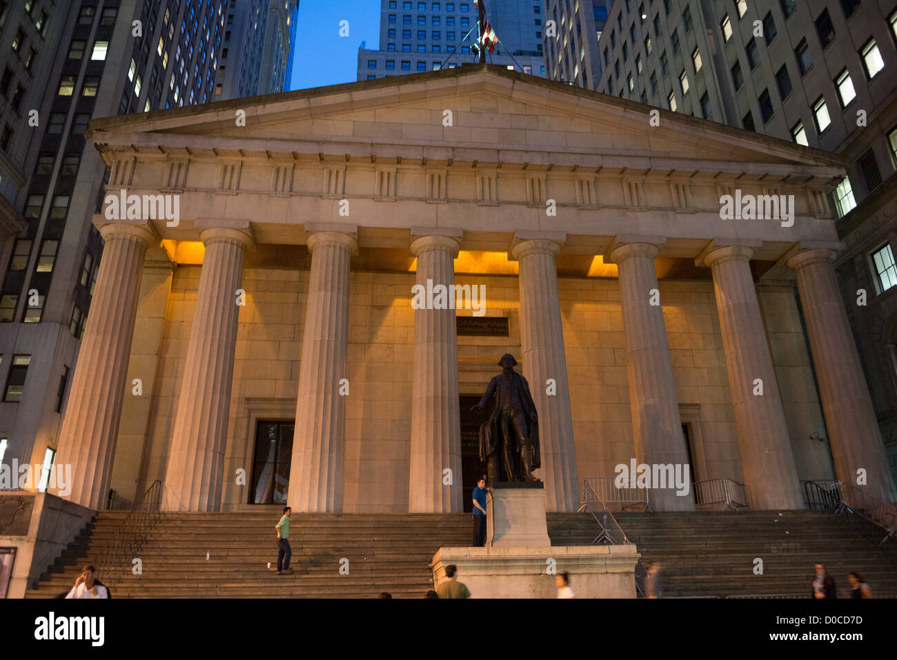 Federal hall and George Washington statue on Wall Street, New York ...