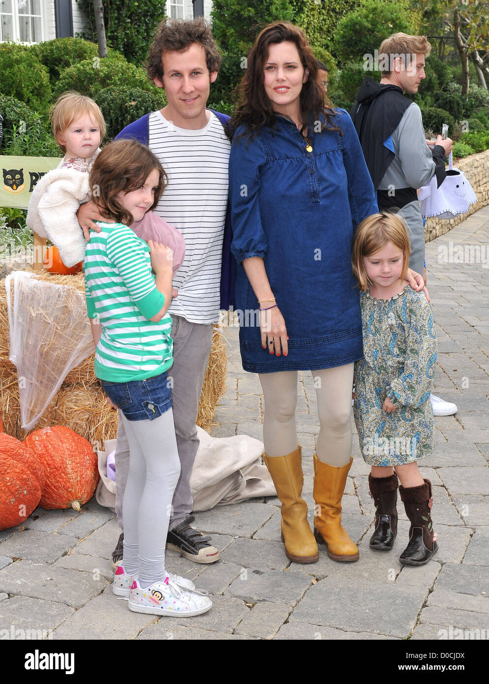 Ben Lee and Ione Skye with their children Celebrities at Pottery Barn(02)