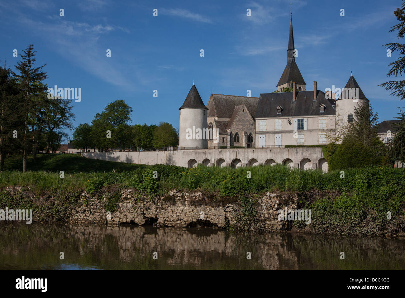 CHATEAU SAINT-MAUR BUILT BETWEEN 1776-1778 SAINT-ANDRE CHURCH BUILT IN 13TH CENTURY EXTENDED IN 15TH ON BANKS GRANDE SAULDRE Stock Photo