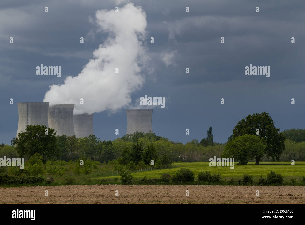 COOLING TOWERS OF THE NUCLEAR POWER PLANT IN DAMPIERREENBURLY LOIRET (45) FRANCE Stock Photo