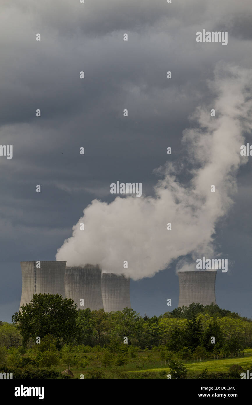 COOLING TOWERS OF THE NUCLEAR POWER PLANT IN DAMPIERREENBURLY LOIRET (45) FRANCE Stock Photo