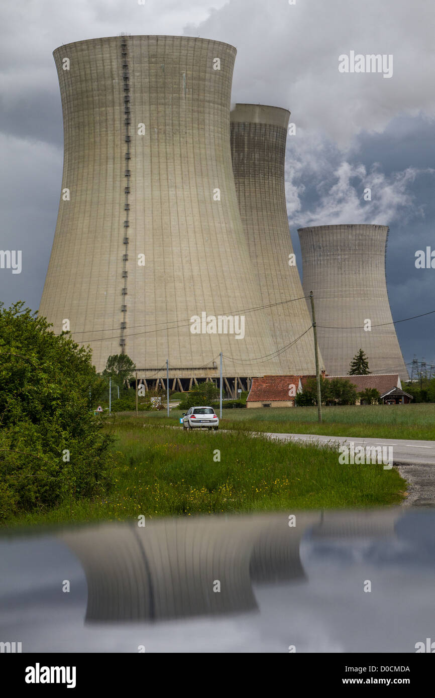 LOIRET (45) FRANCE COOLING TOWERS OF THE NUCLEAR POWER PLANT IN DAMPIERREENBURLY LOIRET (45