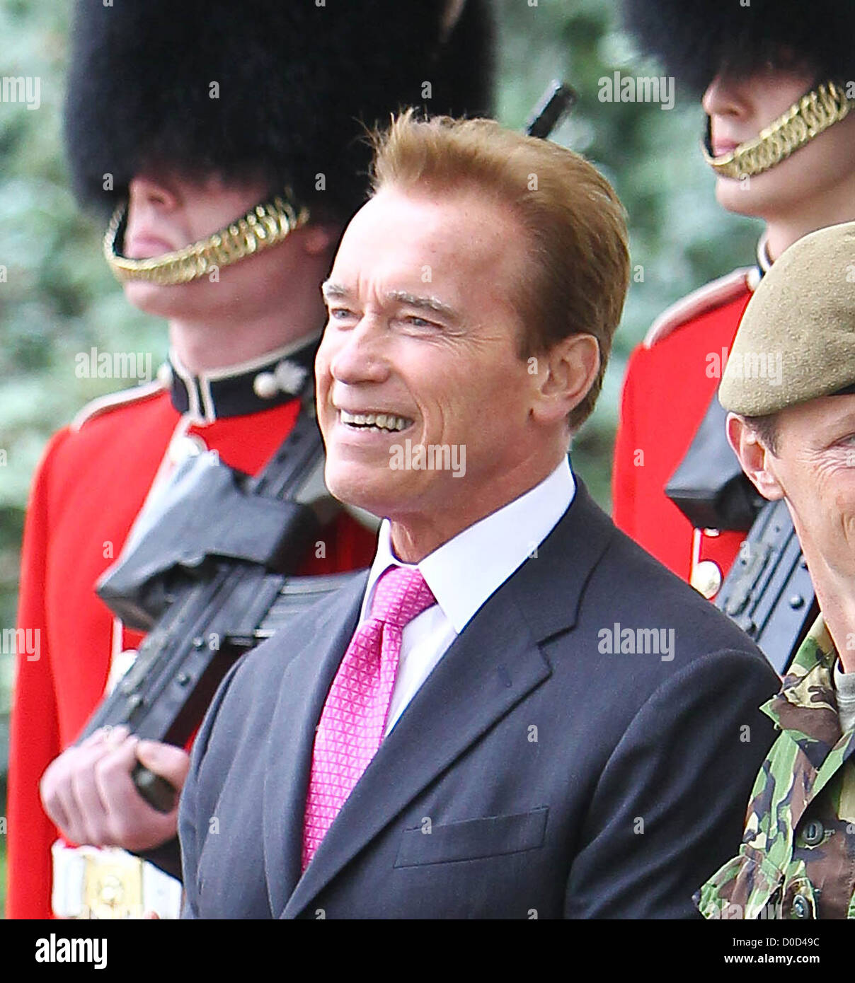 Arnold Schwarzenegger watches the changing of the guards London, England - 14.10.10 Stock Photo