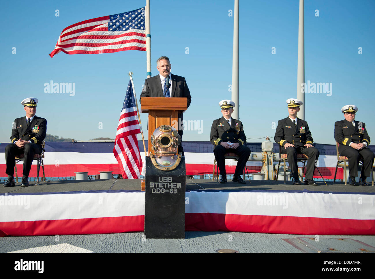 U.S. Navy SEAL Chief Boatswain's Mat Kenneth Stethem, retired, speaks at a change of command ceremony aboard the guided missile Stock Photo