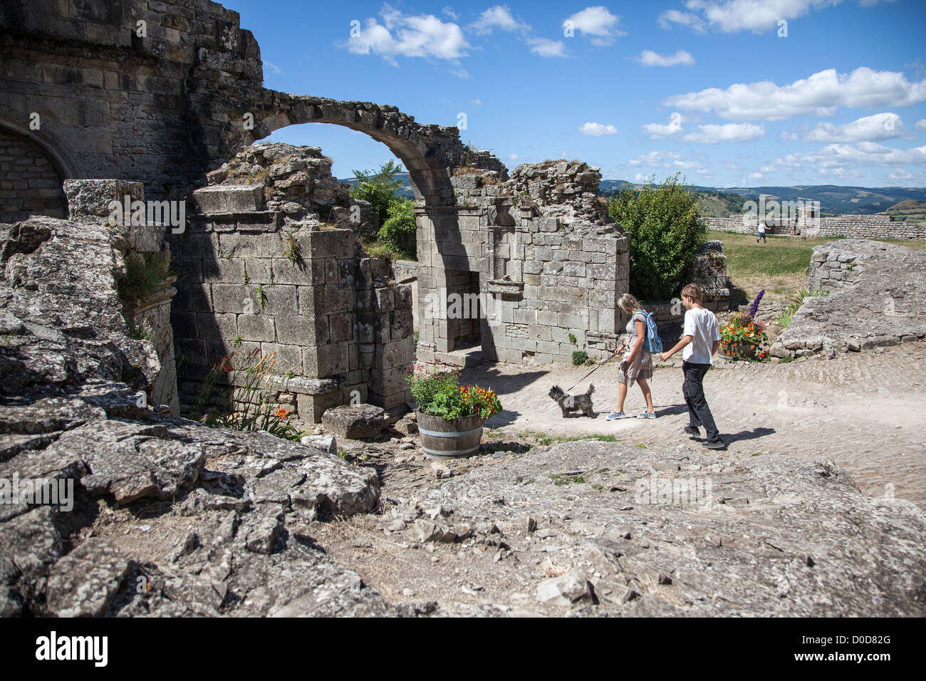 TOURISTS IN THE RUINS VISITING THE CHATEAU AND MEDIEVAL TOWN OF SEVERAC-LE-CHATEAU AVEYRON (12) FRANCE Stock Photo