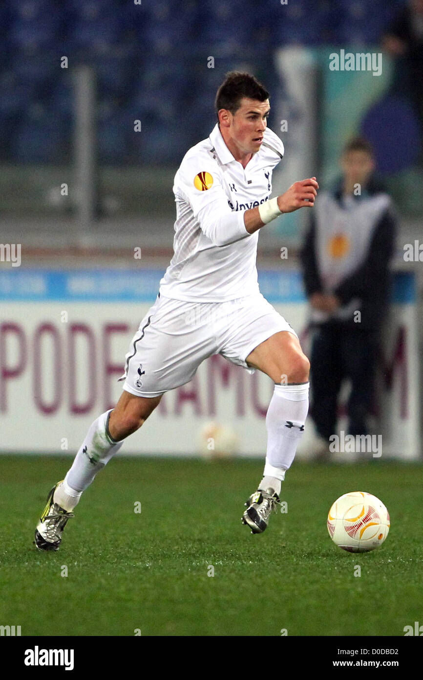 22.11.2012 Rome, Italy. Olympic stadium. Gareth BALE goes on one of his mazy runs during the Europa League game between Lazio and Tottenham Hotspur from The Olympic Stadium. Stock Photo