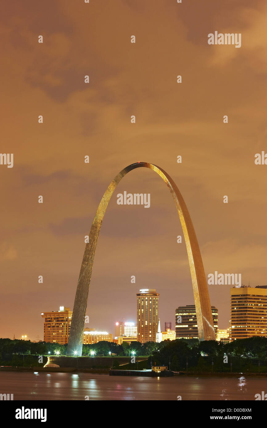The Gateway Arch and St. Louis at Dusk Stock Photo - Alamy