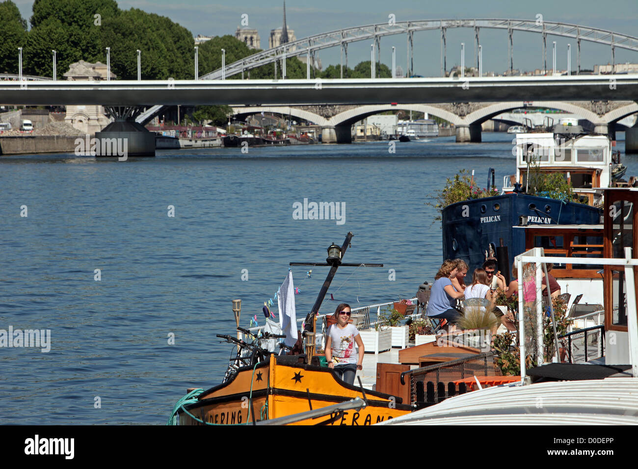 HOUSEBOAT ON THE SEINE MOORED AT THE LA RAPEE QUAY PARIS (75) FRANCE