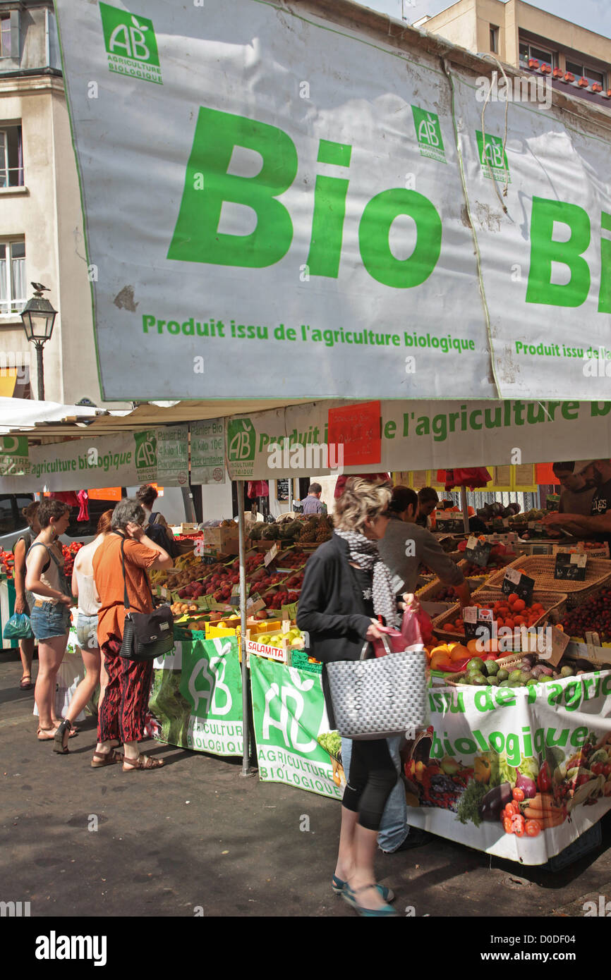 STALL OF ORGANIC FRUIT AND VEGETABLES ALIGRE MARKET ONE OF THE MOST ANIMATED IN THE CITY 12TH ARRONDISSEMENT PARIS (75) FRANCE Stock Photo