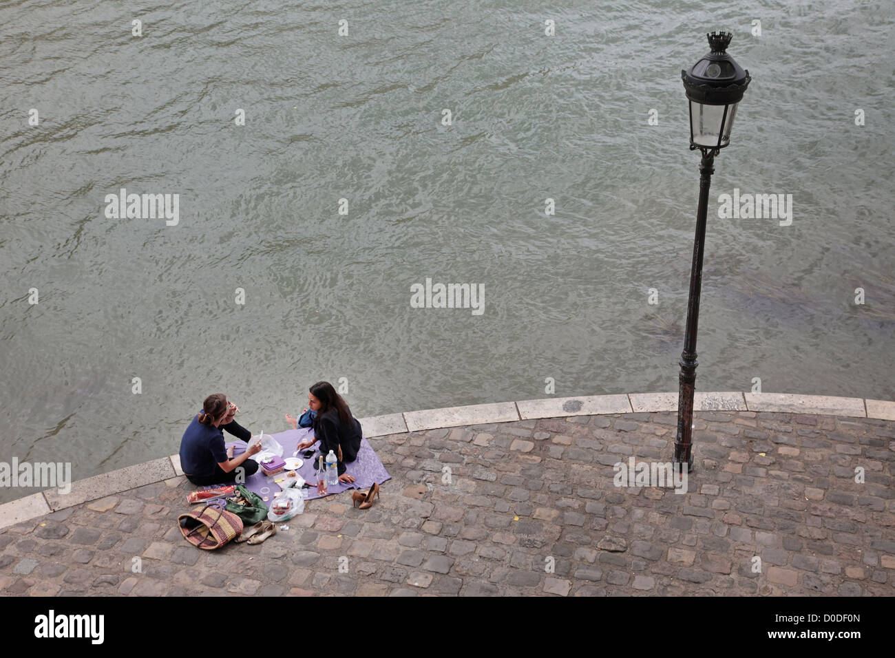 PICNIC ON THE BANKS OF THE SEINE THE POINT OF ILE SAINT-LOUIS PARIS (75) FRANCE Stock Photo