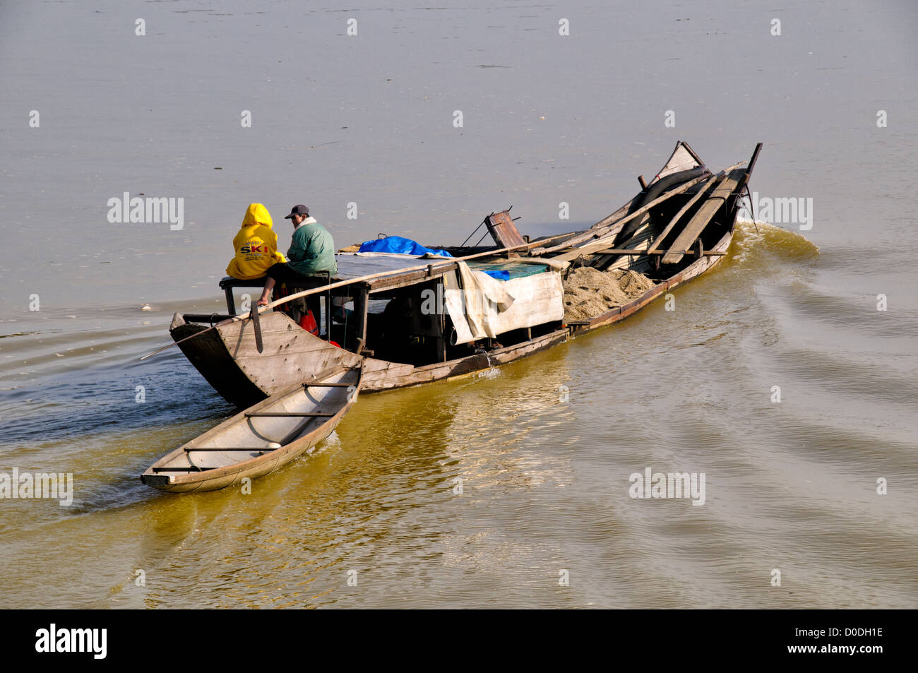 Sampan boat vietnam hi-res stock photography and images - Alamy