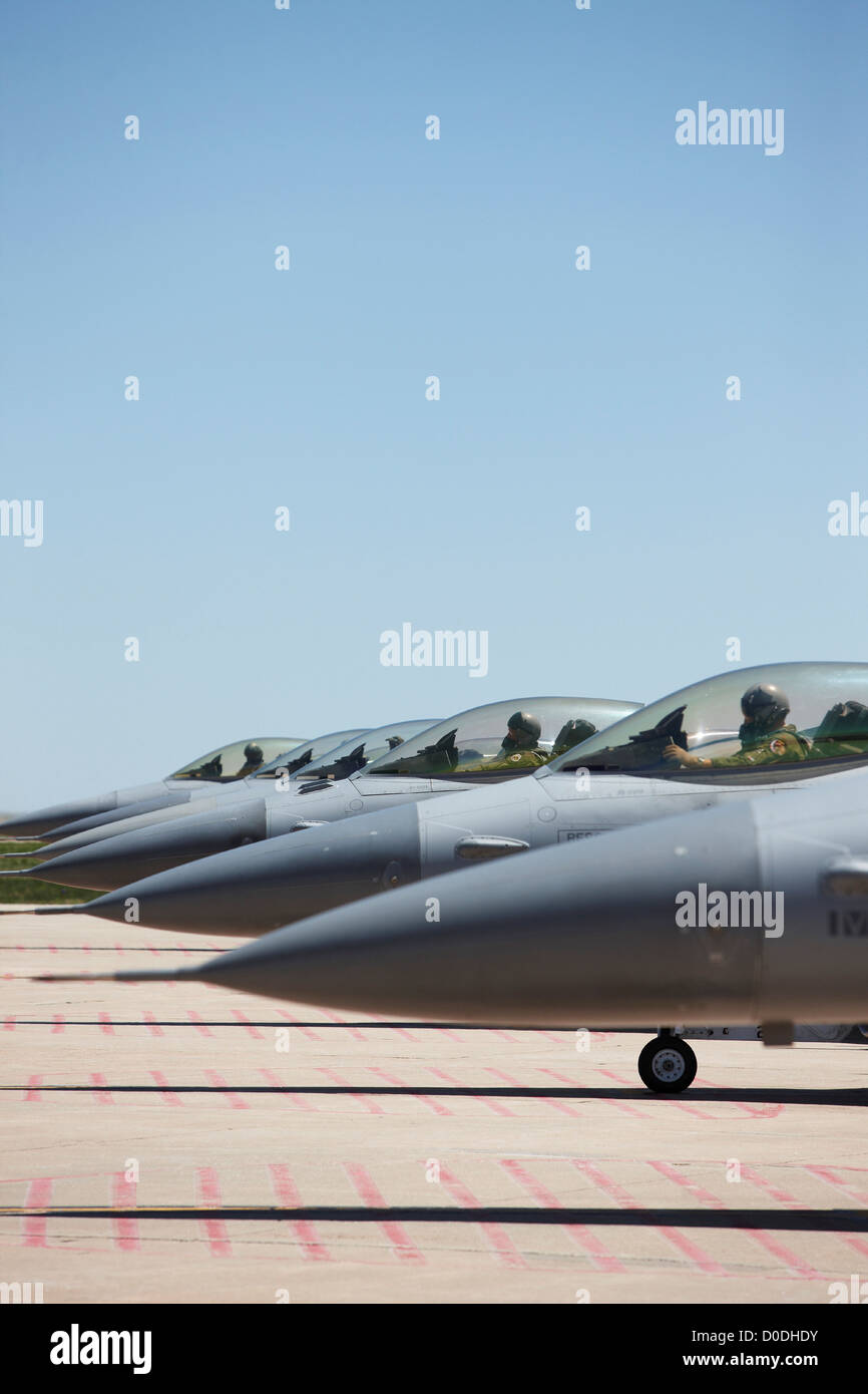 F 16 fighting falcon engine hi-res stock photography and images - Alamy