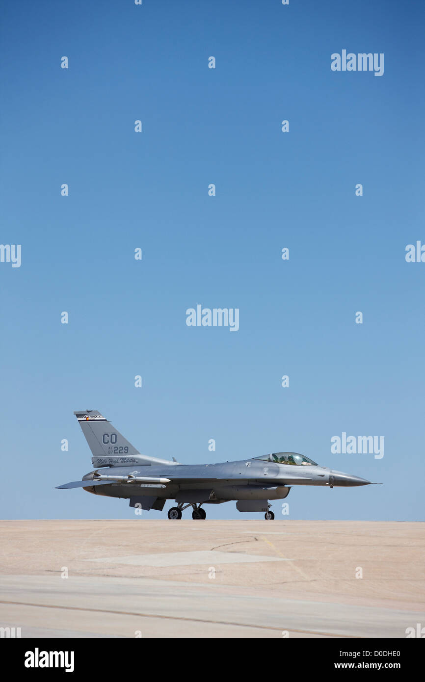 F 16 Fighting Falcon Prepares To Launch A Mission Stock Photo Alamy
