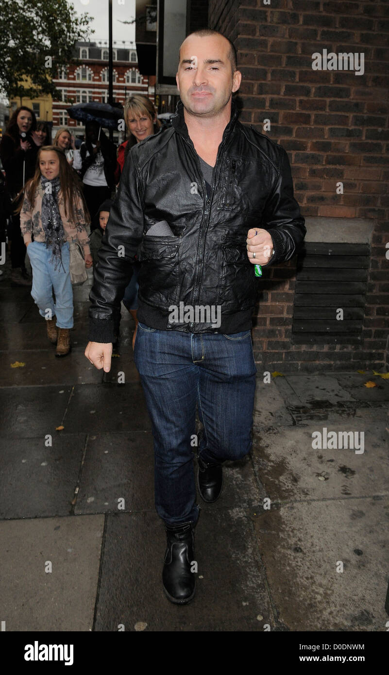 Louie Spence gives snappers an impromptu pole dance, while out and