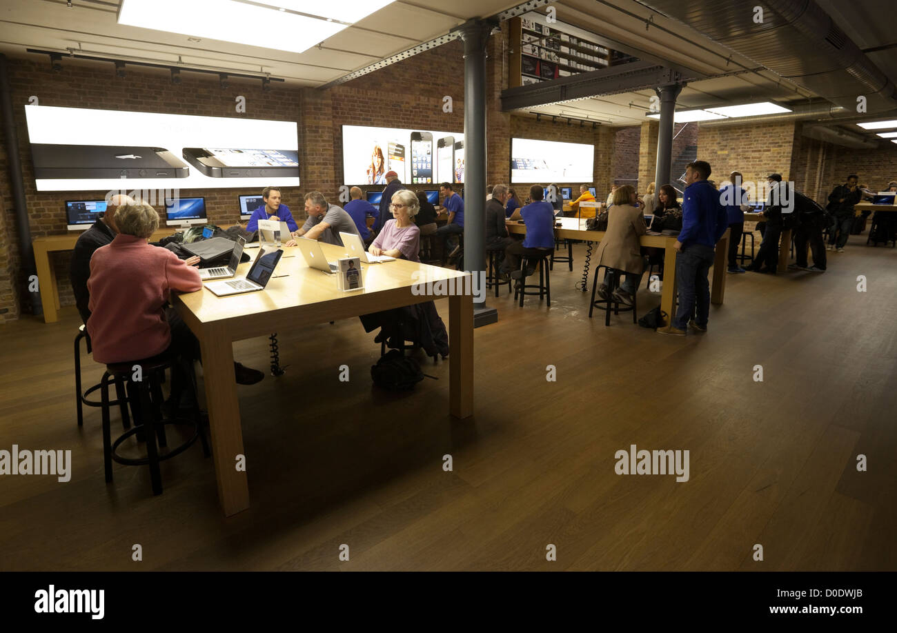 One to One group training at an Apple Store, London, England, UK Stock Photo