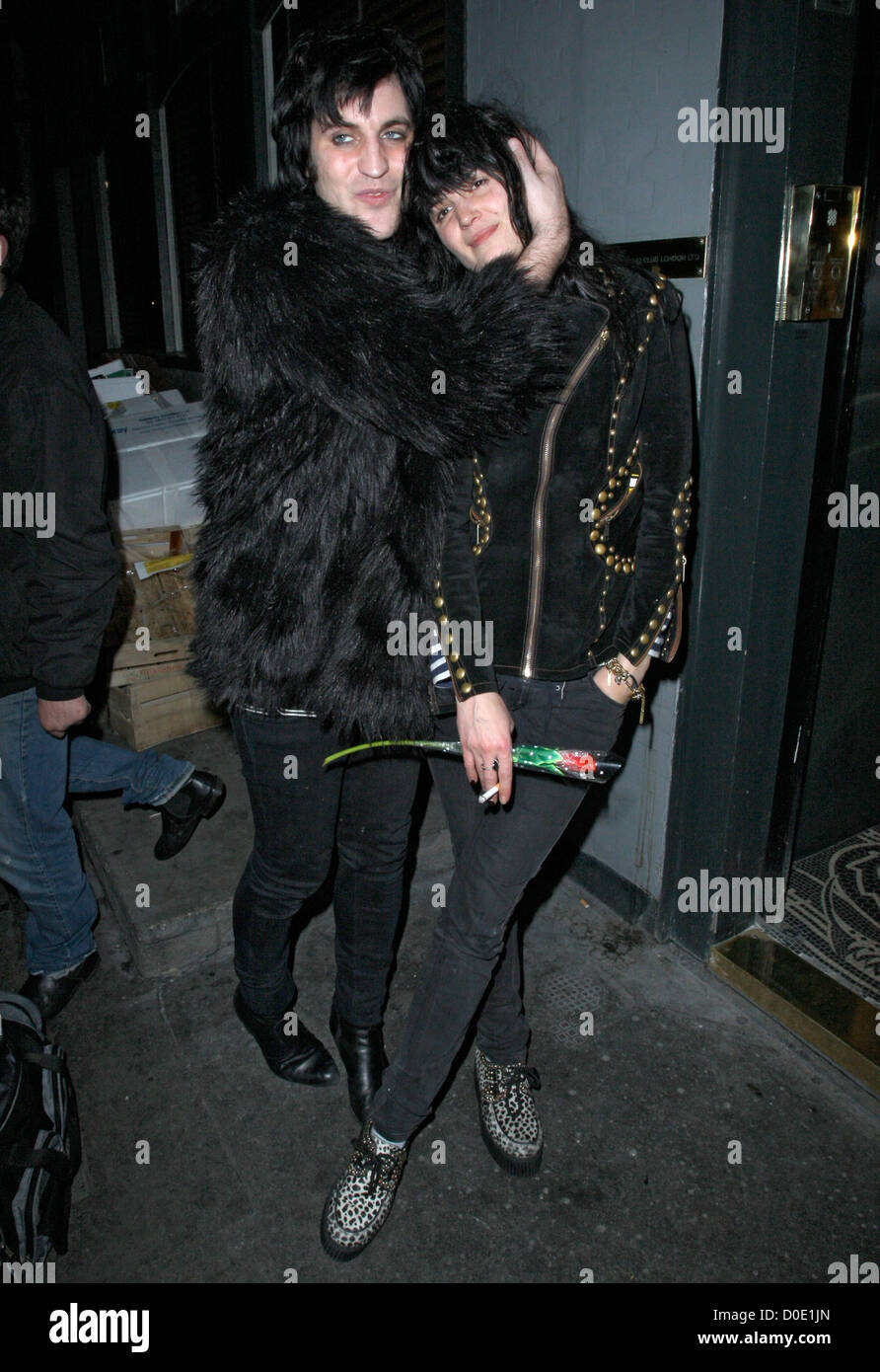 Noel Fielding and Alison Mosshart outside the Groucho club. London, England - 28.10.10 Stock Photo