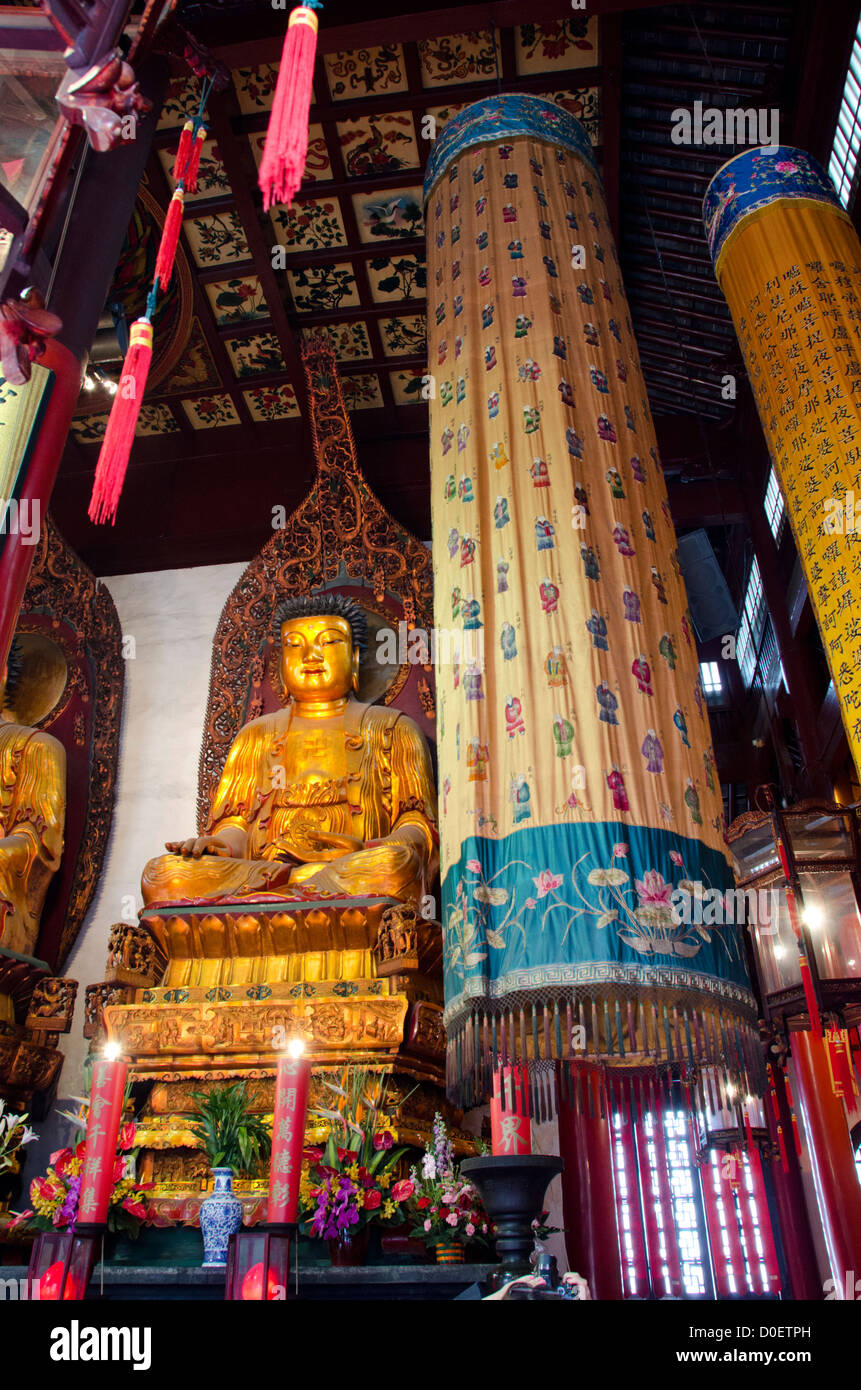 China, Shanghai, Jade Buddha Temple. Temple interior with giant golden Buddha statue. Stock Photo
