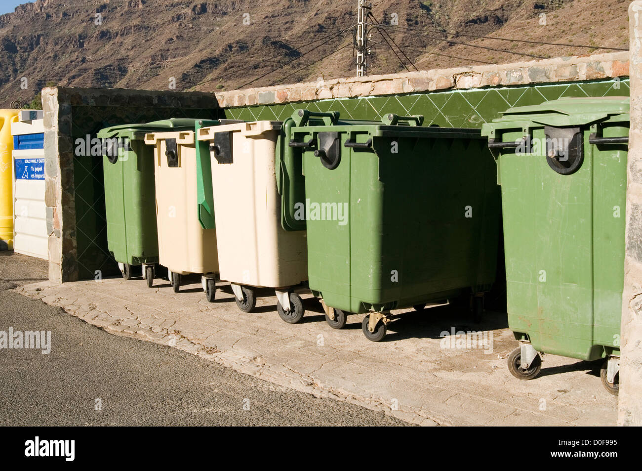Rubbish bin collections High Resolution Stock Photography and Images