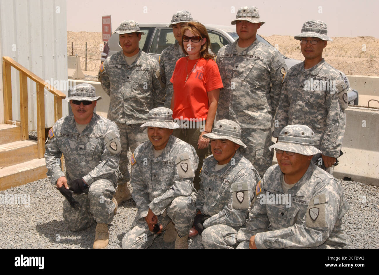 Governor Sarah Palin poses for a photo with Soldiers from Alaska July 25, 2007 in Kuwait. Stock Photo