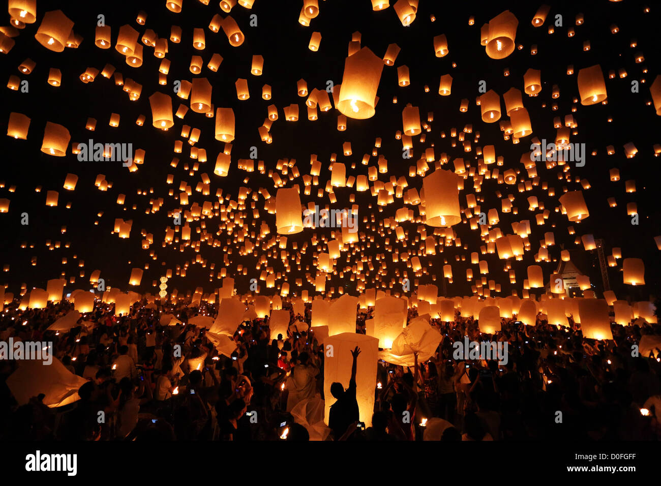 Chiang Mai, Thailand. 24th November 2012. Khom Loy Lanterns at the Yee Peng Sansai Floating Lantern Ceremony, part of the Loy Kratong celebrations in homage to Lord Buddha at Maejo, Chiang Mai, Thailand Stock Photo