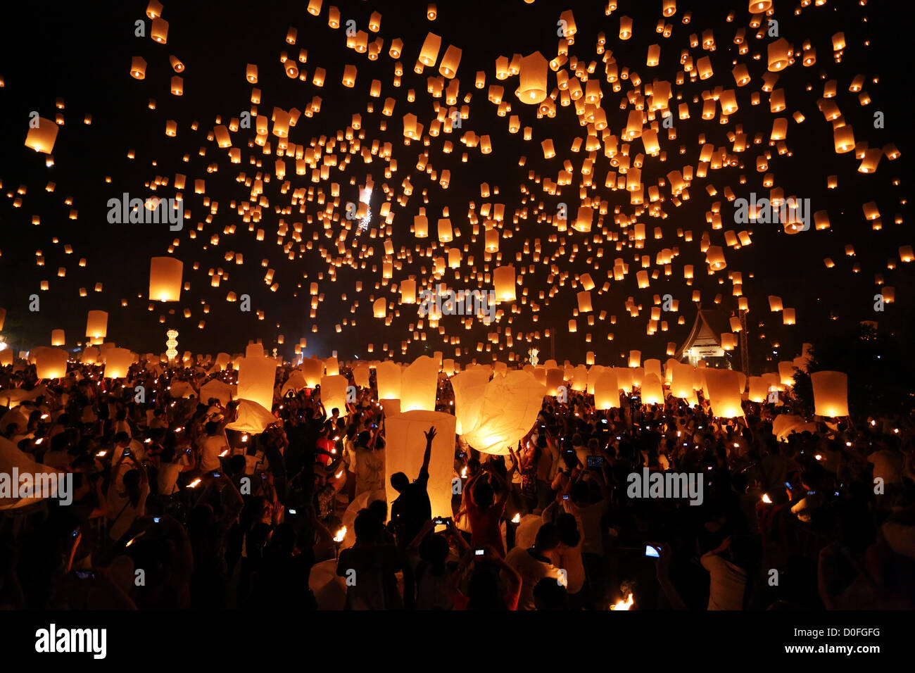 Chiang Mai, Thailand. 24th November 2012. Khom Loy Lanterns at the Yee Peng Sansai Floating Lantern Ceremony, part of the Loy Kratong celebrations in homage to Lord Buddha at Maejo, Chiang Mai, Thailand Stock Photo