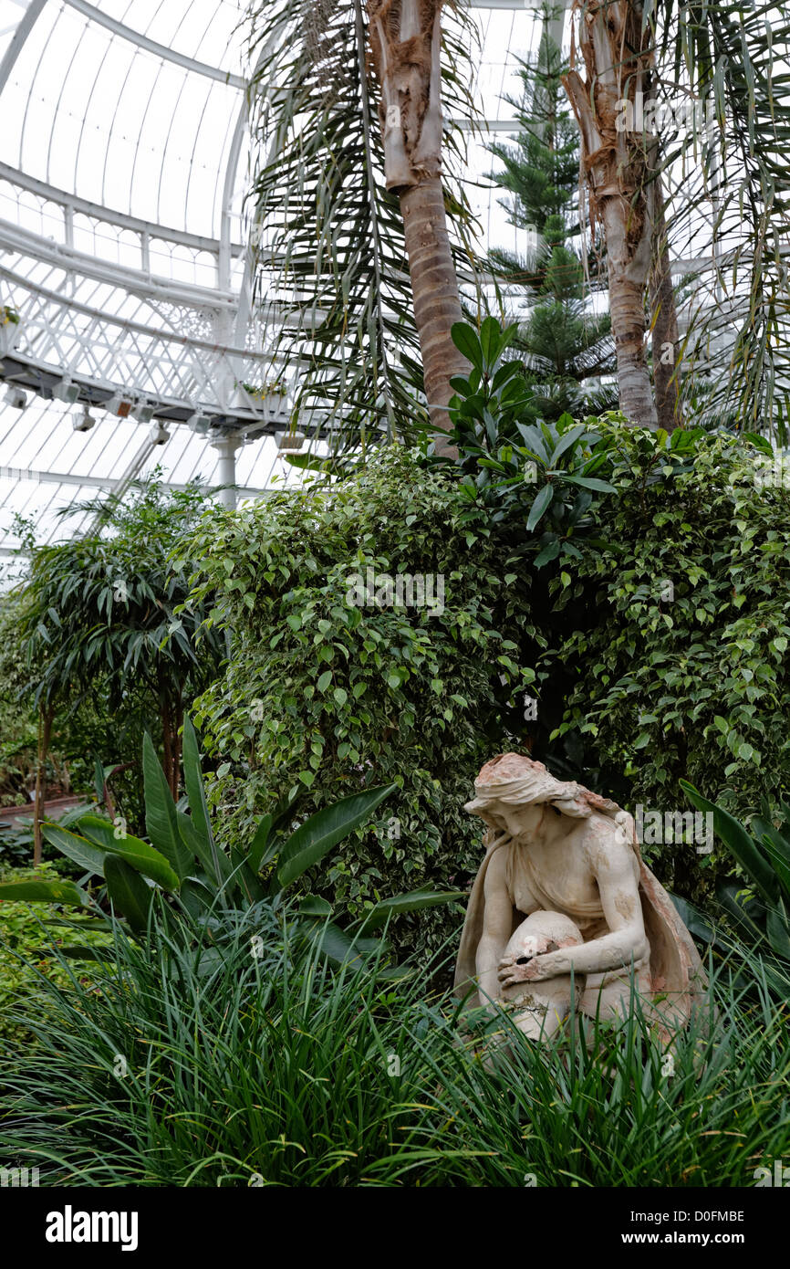 People S Palace Glasgow Winter Garden Conservatory With Statue Stock Photo Alamy