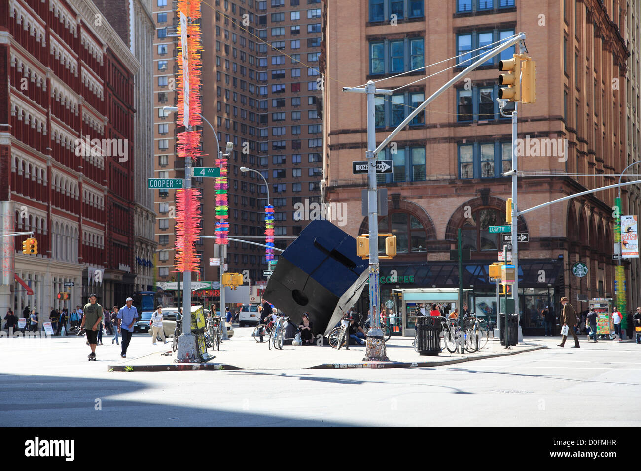 Cube sculpture hi-res stock photography and images - Alamy