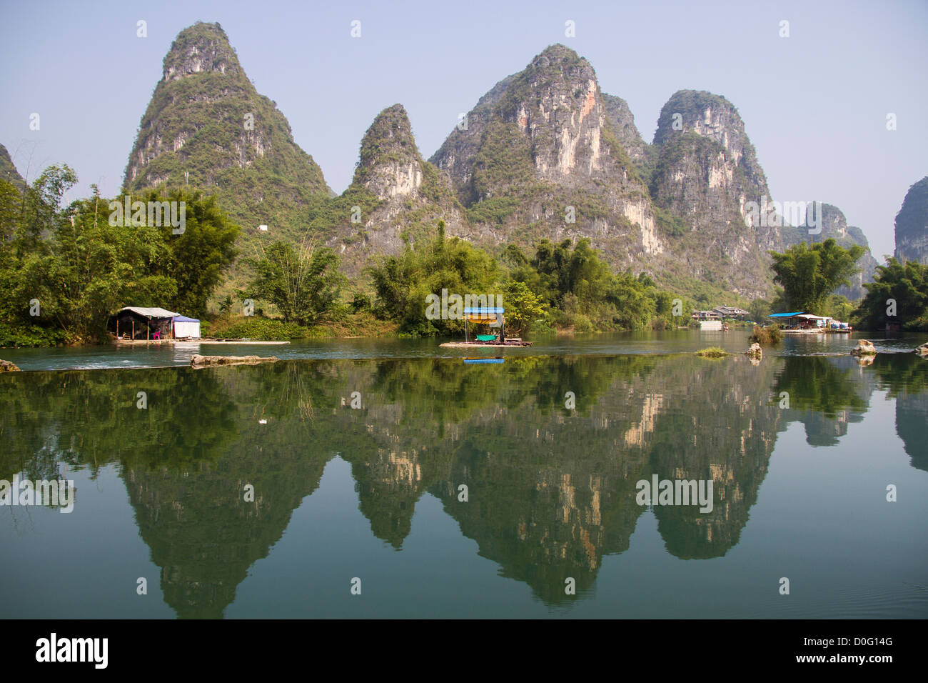 China Guangxi Yangshuo, Yulong river reflections Stock Photo