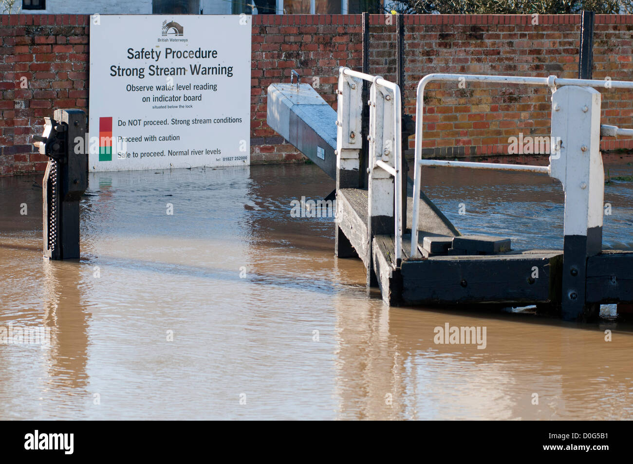 Mountsorrel, Leicestershire, UK. 25th Nov, 2012.   Floods at Mountsorrel Lock in Mountsorrel, Leicestershire.  Credit: SCFotos/ Alamy Live News Stock Photo