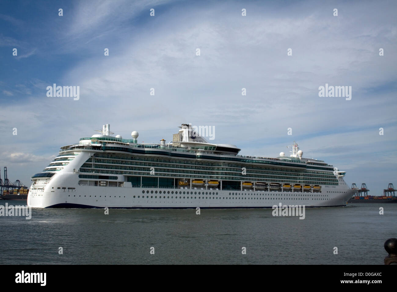 90,090 gt Royal Caribbean Cruise Lines vessel Jewel of the Seas Stock Photo