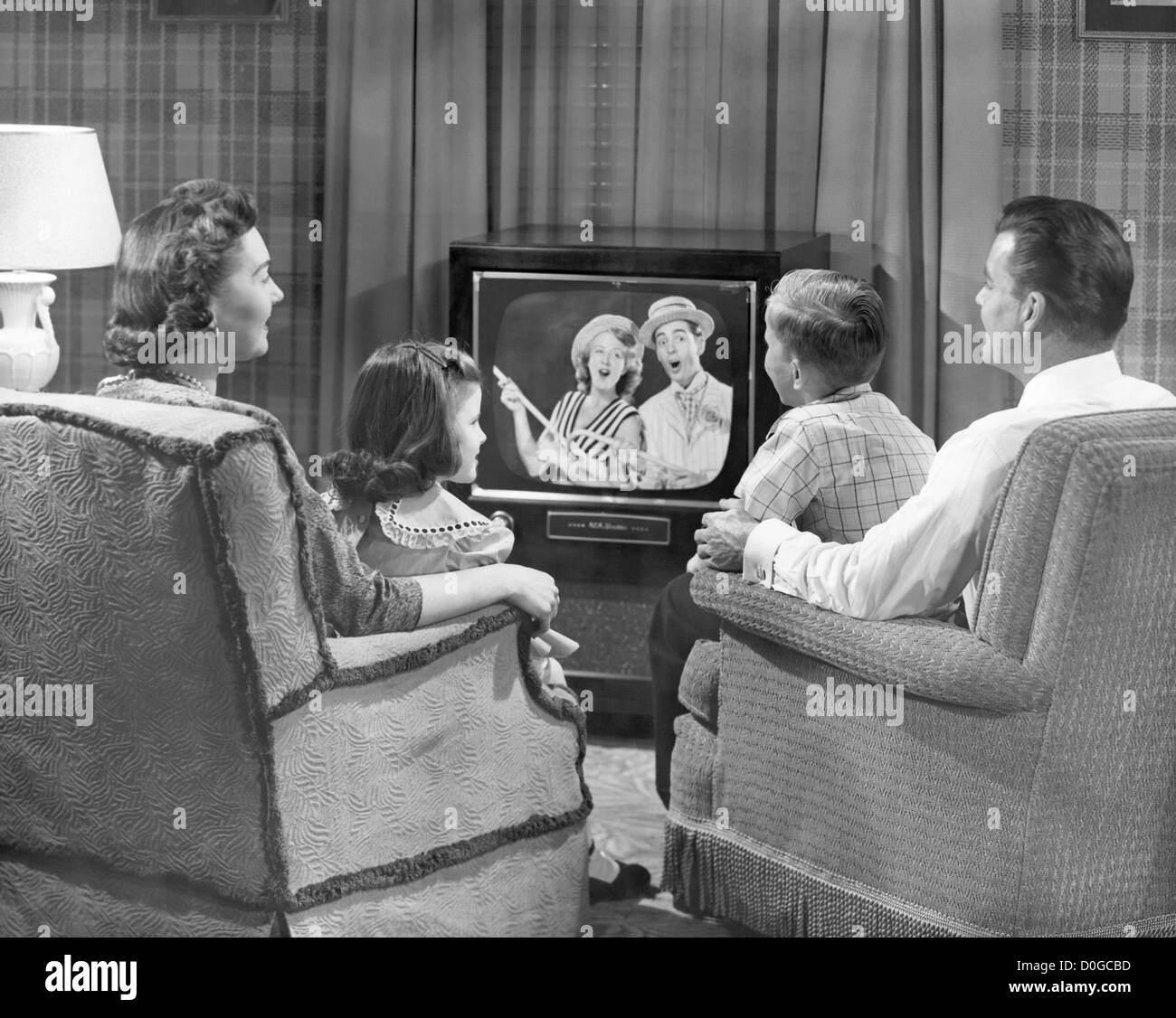 People gathered around tv hi-res stock photography and images - Alamy, image size:1300x1126