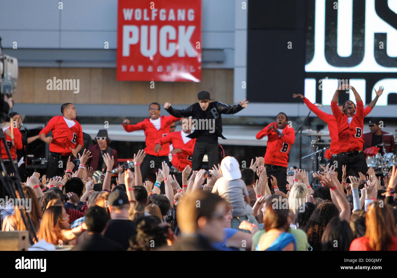 Justin Bieber surprises fans ahead of the VMAs, turning up to perform