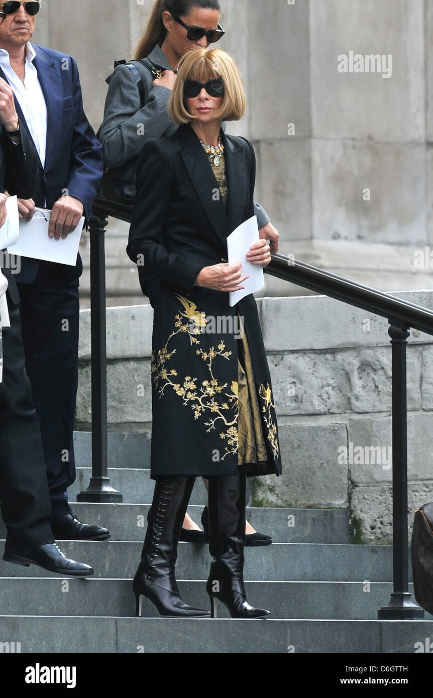 Anna Wintour London Fashion Week - Alexander McQueen memorial service held  at St. Paul's Cathedral - Departures London, England Stock Photo - Alamy