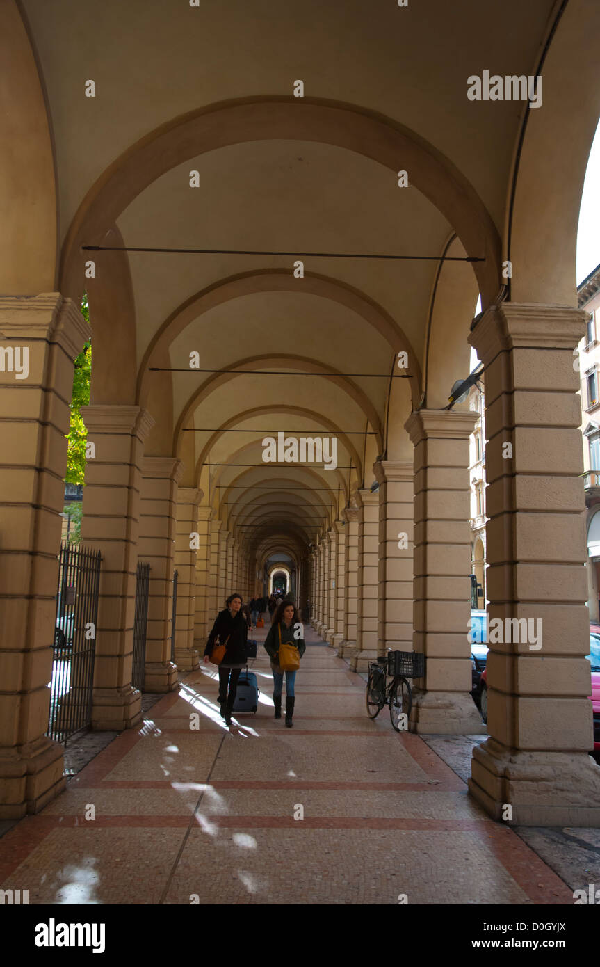 porticoes-line-via-dell-indipendenza-street-central-bologna-city-emilia