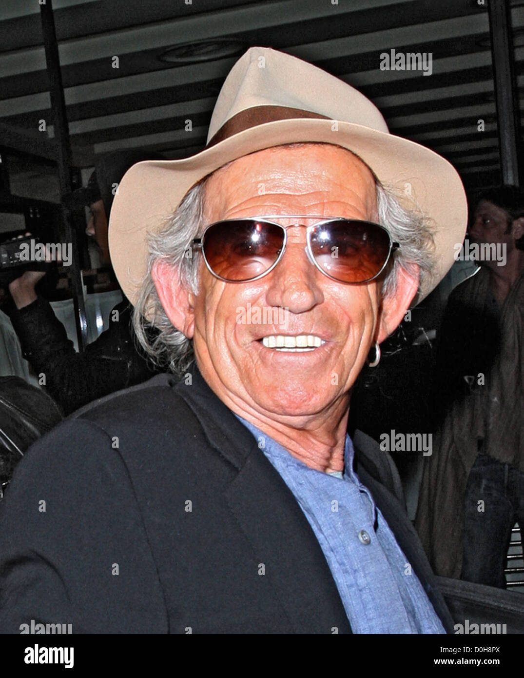 Keith Richards leaves C London restaurant wearing a fedora hats and ...