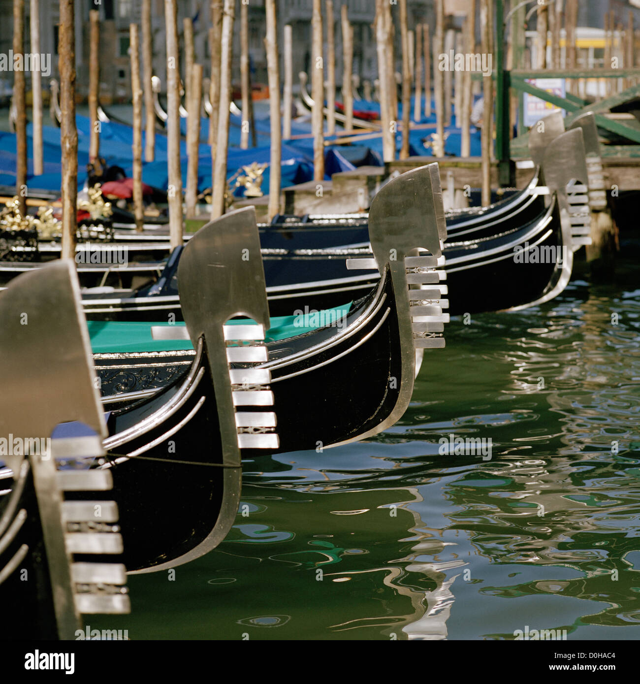 With gondola prow hi-res stock photography and images - Alamy