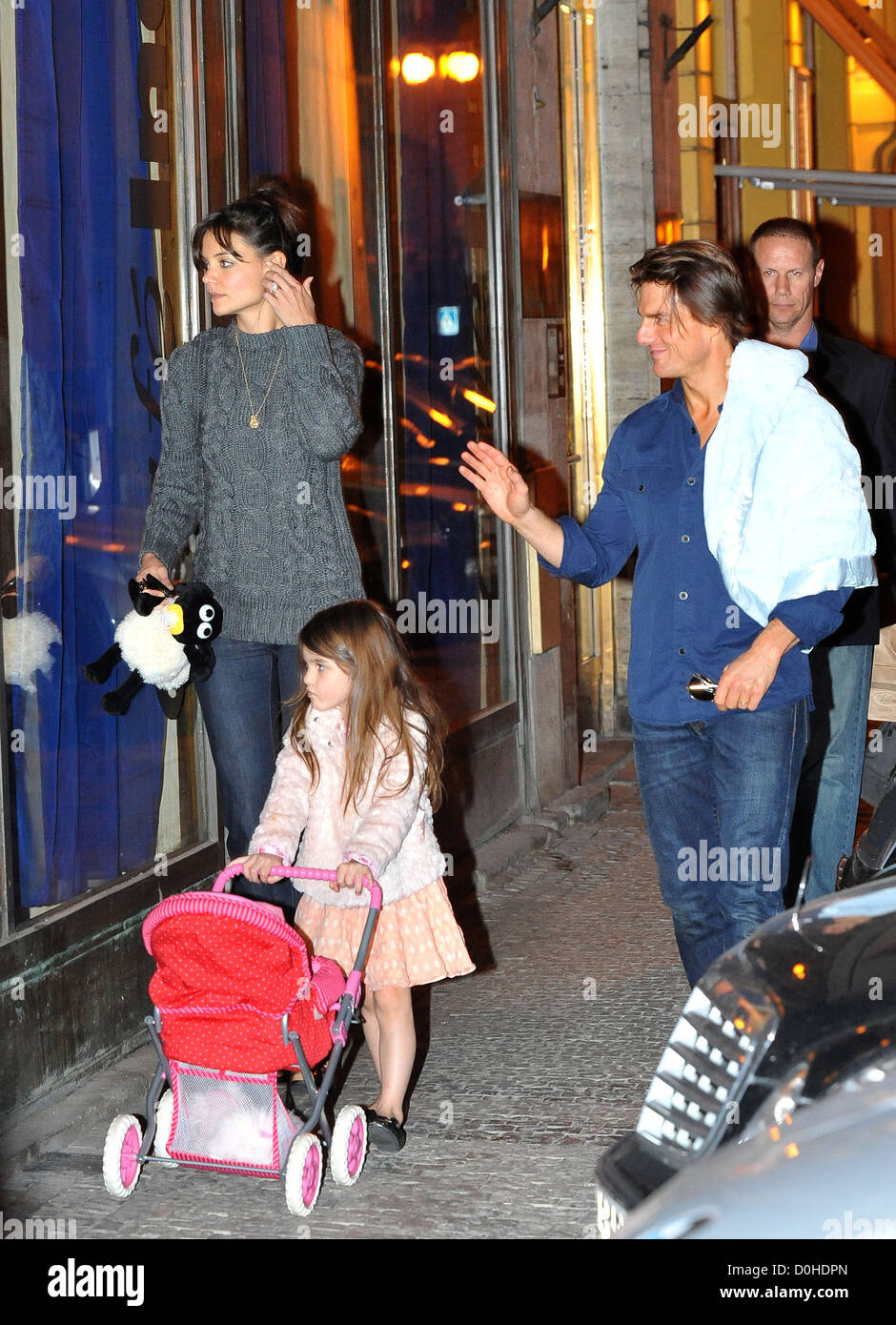 Tom Cruise with wife Katie Holmes and daughter Suri returning to their ...