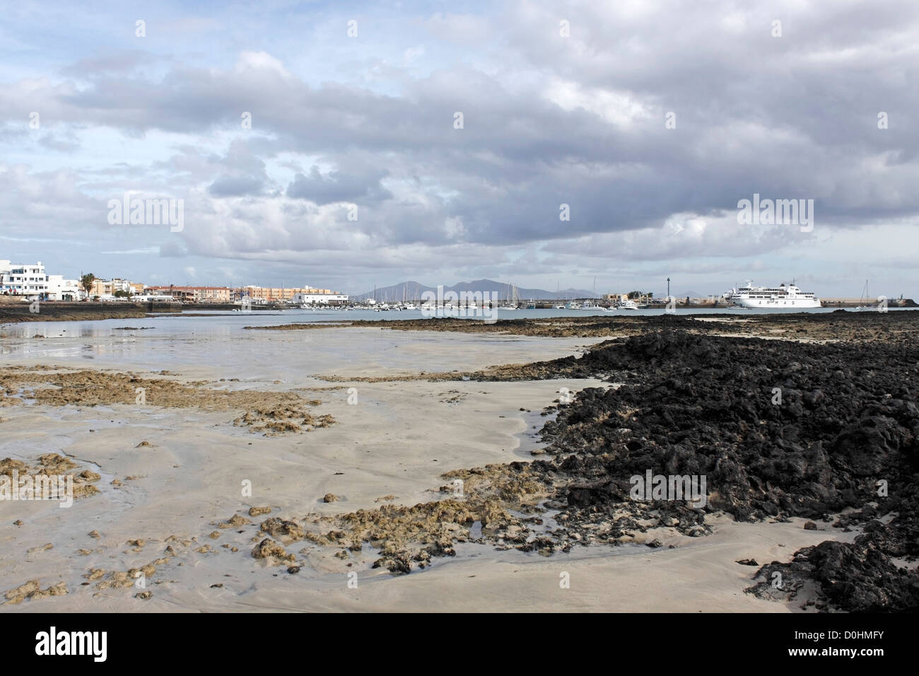 CORRALEJO SEAFRONT AT LOW TIDE. FUERTEVENTURA. CANARY ISLANDS Stock Photo -  Alamy