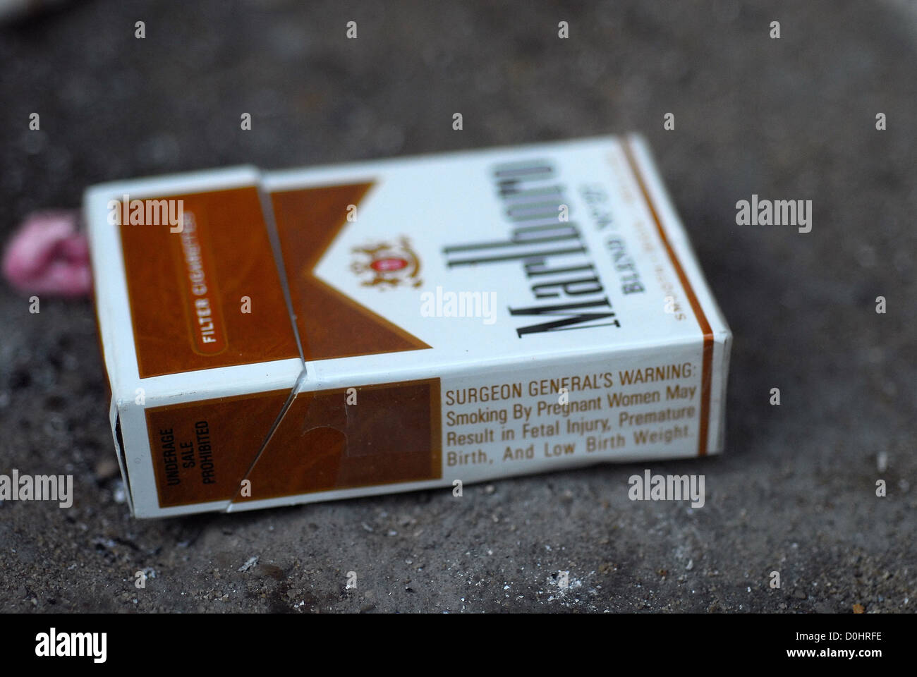Discarded cigarettes in the street Stock Photo - Alamy