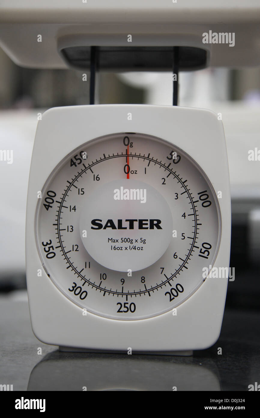 https://c8.alamy.com/comp/D0J324/white-salter-kitchen-weighing-scale-on-chopping-board-D0J324.jpg