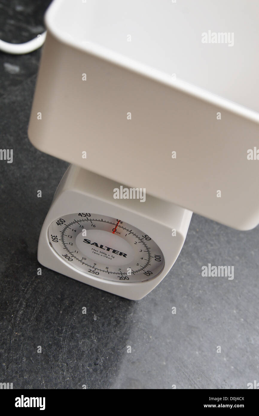 https://c8.alamy.com/comp/D0J4CX/white-salter-kitchen-weighing-scale-on-chopping-board-D0J4CX.jpg