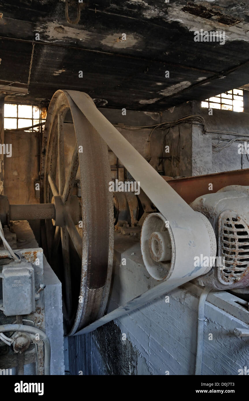 Belt driven wheel hires stock photography and images Alamy